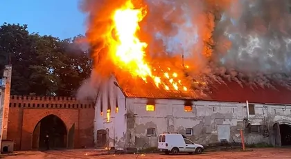 Odbudowa stajni po pożarze w Podrzeczu