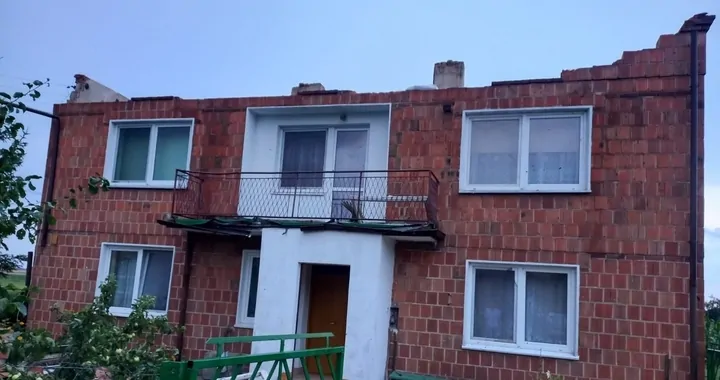 Zerwany dach w miejscowości Złota